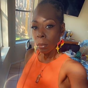 Meet your Posher, Azuri Mahogany